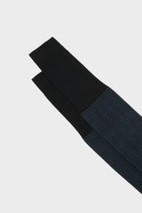 Close-up of the Prince of Wales jacquard pattern and cuff on Bresciani Silvio socks, in blue and bluette.