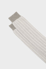 Close-up of the ribbed cuff and the macro pinstripe pattern on Bresciani Simone socks, in pearl and white.