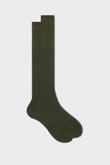 Bresciani Cesare long socks in extrafine mercerised Egyptian cotton, in a solid olive color with a ribbed knit texture.