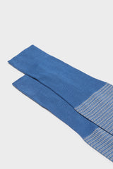 Close-up of the houndstooth pattern on the cuff of Bresciani Leo socks, in a light blue aluminium color.