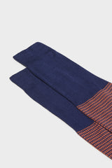 Close-up of the houndstooth pattern on the cuff of Bresciani Leo socks, in a navy orange color.