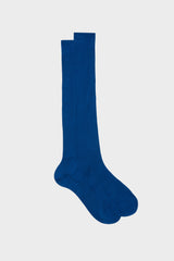 Bresciani Cesare long socks in extrafine mercerised Egyptian cotton, in a solid ocean color with a ribbed knit texture.
