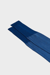 Close-up of the herringbone pattern and the high cuff on Bresciani Giulio socks, in a light blue color.