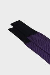 Close-up of the houndstooth pattern on the cuff of Bresciani Leo socks, in a blue amethyst color.