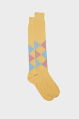 A pair of Bresciani 'Luca' long socks in 100% Pima cotton with a classic argyle intarsia pattern in straw sky pink