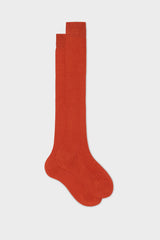 Bresciani Cesare socks in extrafine mercerised Egyptian cotton, in a solid dark orange color with ribbed knit texture.