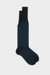 Bresciani Giulio long socks in extrafine mercerised Egyptian cotton, in a solid navy color with a herringbone pattern.