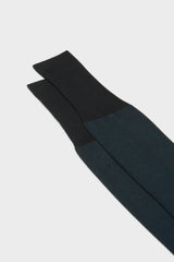 Close-up of the herringbone pattern and the high cuff on Bresciani Giulio socks, in a navy color.