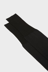 Close-up of the houndstooth pattern on the cuff of Bresciani Leo socks, in a black color