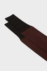 Close-up of the houndstooth pattern on the cuff of Bresciani Leo socks, in a brown color.