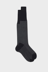 Bresciani Leo long socks in extrafine mercerised Egyptian cotton, with a dark grey houndstooth pattern.