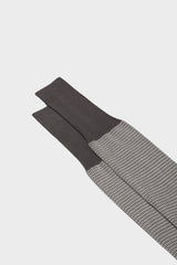 Close-up of the houndstooth pattern on the cuff of Bresciani Leo socks, in a grey color.