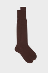 Bresciani Lorenzo long socks in extrafine mercerised Egyptian cotton, in a solid burgundy color.