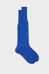 Bresciani Lorenzo long socks in extrafine mercerised Egyptian cotton, in a solid electric blue color.
