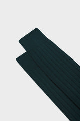 Close-up of the ribbed knit and hand-linked toe on Bresciani 'Lupo' socks, in a solid green color.