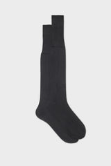 Bresciani Celio long socks in 100% Organzino silk, in a solid charcoal color with a single rib detail