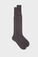 Bresciani Celio long socks in 100% Organzino silk, in a solid medium grey color with a single rib detail