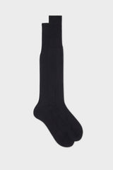 Bresciani Celio long socks in 100% Organzino silk, in a solid navy color with a single rib detail.