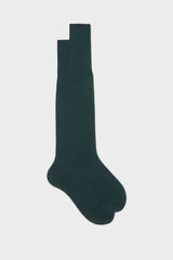 Bresciani Lorenzo long socks in extrafine mercerised Egyptian cotton, in a solid forest green color.